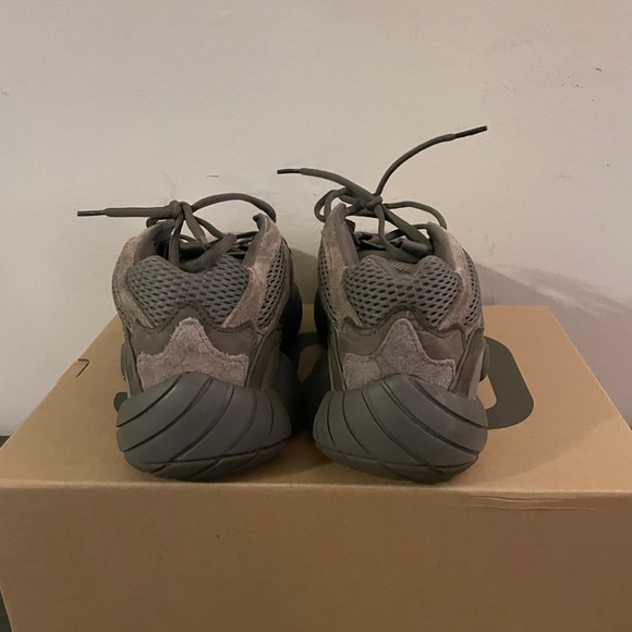 Yeezy 500 Clay Brown $200 - Picture 3 of 3
